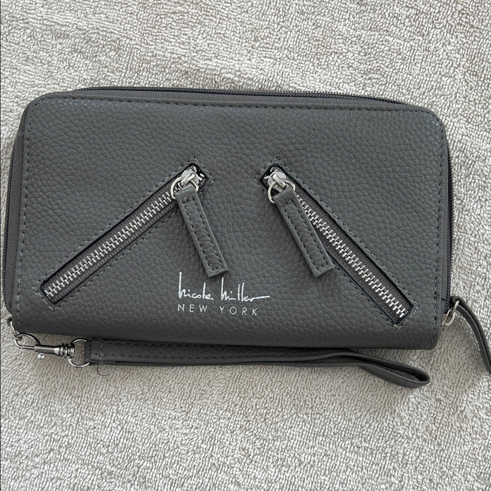 Gray woman’s wristlet